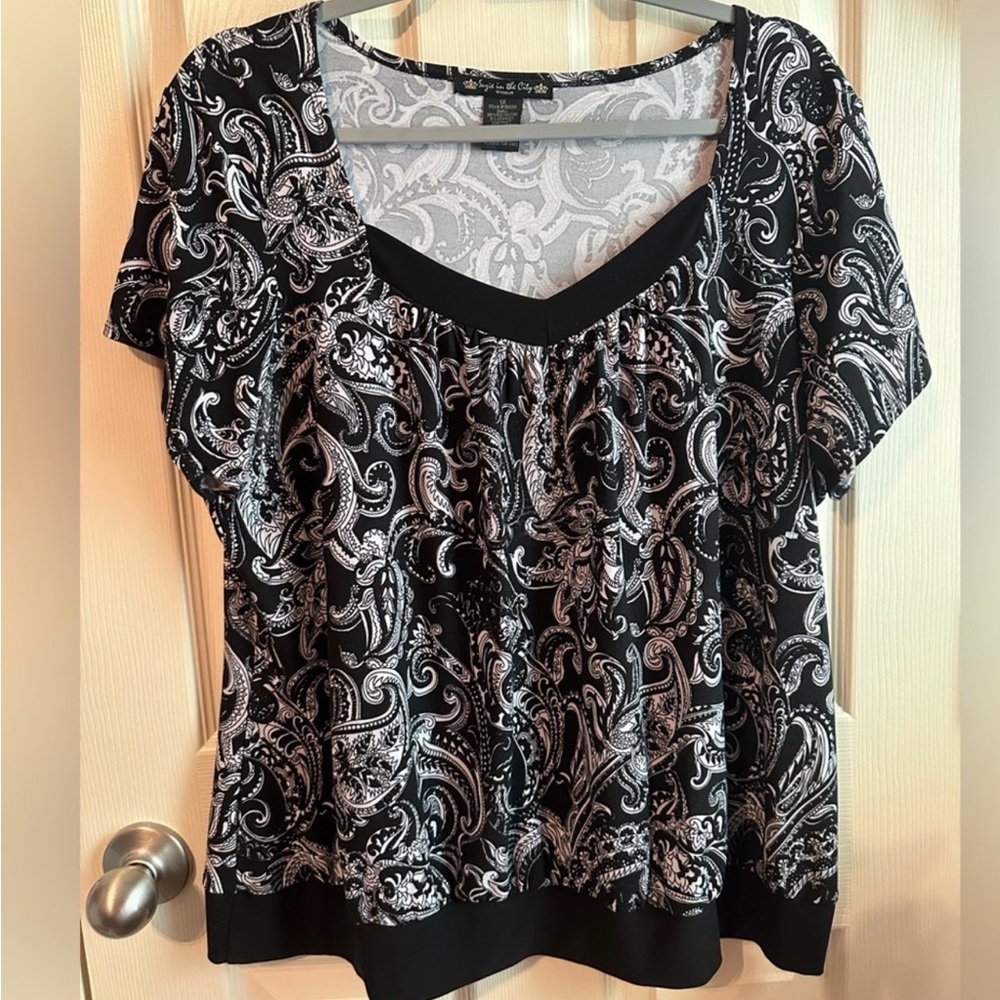 Suzie In The City Black and White Paisley Short Sleeve Blouse